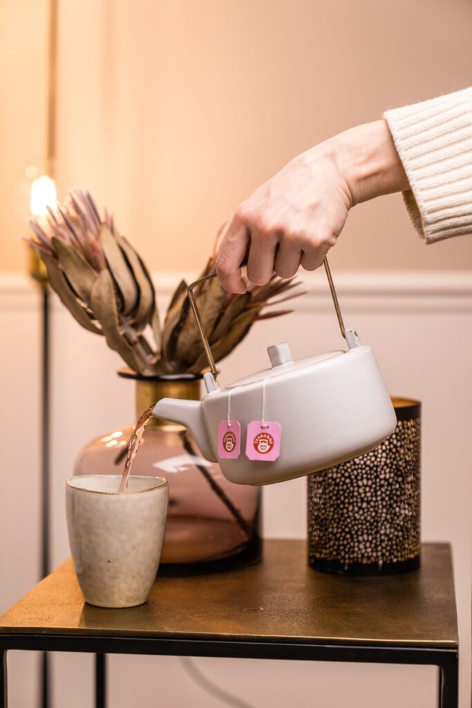 Wenn draußen die Temperaturen sinken, kommt Vielfalt in die Teetassen. TEEKANNE eröffnet die Herbst-Wintersaison 2025/26 mit neuen Kreationen, die unterschiedlichste Geschmäcker begeistern und zeigen, wie vielseitig Tee in Geschmack und Zubereitung sein kann. Mit der „Landlust“-Linie innoviert Österreichs Teespezialist Nummer 1 den Markt und bringt erstmals zwei Teesorten in die Regale, die bei jeder Aufgusstemperatur ihr volles Aroma entfalten. Und auch die beliebte und bio-zertifizierte „Kräutergarten“-Range von TEEKANNE bekommt Nachwuchs. Auf eine Mischung aus weißem Tee dürfen sich Liebhaber:innen besonders exklusiver Kreationen freuen. Neues gibt es auch bei WILLI DUNGL. Der Kräuterteespezialist kommt mit zwei neuen Wohlfühltees, die speziell abgestimmt auf die Bedürfnisse von Frauen sind.